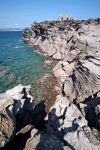 Una costruzione sulla scogliera di Calasetta, Sardegna: siamo sulla punta settentrionale dell'isola di Sant'Antioco nell'arcipelago del Sulcis.
