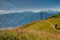 Una croce di ferro sopra la cima di una montagna al rifugio Him August, Ovronnaz, Svizzera. Siamo fra le vette del Seya e del Grand-Chateau (Tour of the Muverans).
