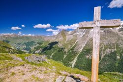 Una croce in legno sulle montagne di Arolla, Svizzera.



