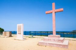 Una croce nel piazzale della chiesa di Saint Spiridon church a Cargese, Corsica

