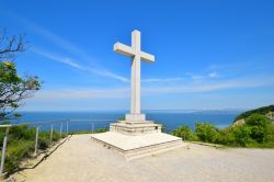 Una croce sul panorama che domina Strunjan in Slovenia, nel nord dell'Istria