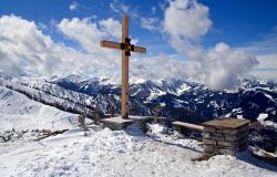 Una croce sulla sommità di una montagna nel villaggio di Flachau, Austria.
