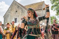 Una danzatrice con tradizionali costumi balla in strada a Provins, Francia. Il festival medievale si svolge nell'arco di un week end alla metà di giugno - © HUANG Zheng / Shutterstock.com ...