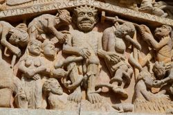 Una decorazione dell'abbazia di Sainte-Foy a Conques, Francia. Dal 1998 fa parte del Patrimonio dell'Umanità - © Pierre Jean Durieu / Shutterstock.com