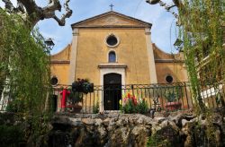 Una delle chiese di Bandol, Francia. Il grazioso scorcio fotografico di un edificio religioso di Bandol la cui semplicità architettonica sa creare un'atmosfera di pace e tranquillità ...