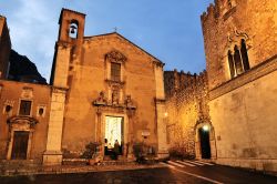 Una delle chiese di Taormina fotografata di notte. La semplicità architettonica ne accentua ancora di più la bellezza.

