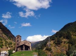 Una delle chiesette di Andorra. Montagne sullo sfondo e cielo blu intenso fanno da cornice a questa graziosa chiesa del principato - © / Shutterstock.com
