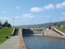 Si aprono le chiuse del Canale di Caledonia, presso Fort Augustus - Una delle principali attrazioni di Fort Augustus, villaggio situato nel nord della Scozia, è una delle chiuse del Canale ...