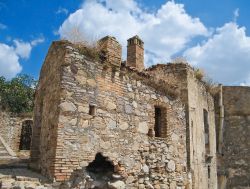 Una delle costruzioni in pietra di Craco, Matera, Basilicata.
