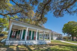 Una delle costruzioni nella tenuta di Beauvoir, Biloxi, Mississipi, Stati Uniti. Gli edifici sono immersi in un grande parco con alberi di quercia.



