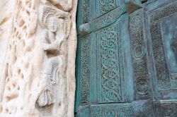 Una delle decorazioni scultoree della cattedrale di Trani, Puglia.
