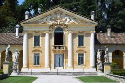 Una delle famose Ville Venete del Palladio: Villa Barbaro a Maser di Treviso - © NG8 / Shutterstock.com
