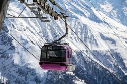 Una delle funivie che conduce al ghiacciaio dell'Aletsch a Bettmeralp, Svizzera. Da qui si può ammirare una vista mozzafiato sulle più belle vette vallesane a oltre 4 mila ...