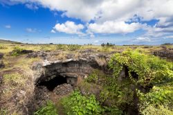 Una delle grotte dell'isola di Pasqua, Cile - © 120622204 / Shutterstock.com