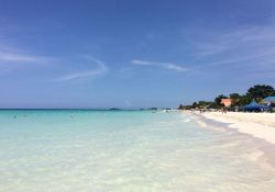 7 mile Beach, una delle lunghe spiagge di Negril in Giamaica - © Gustavo.kunst, CC BY-SA 3.0, Wikipedia