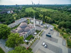 Una delle più grandi moschee della Germania: siamo nella cittadina di Duisburg. Una bella veduta dall'alto della moschea Merkez - © Lukassek / Shutterstock.com