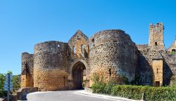 Una delle porte di accesso nelle mura duecentesche di Domme, Dordogna, Francia.



