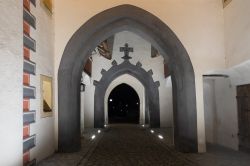 Una delle porte d'ingresso alla città di Landsberg am Lech fotografata di notte, Germania.
