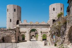 Una delle porte d'ingresso nella cinta muraria di Spello, Umbria. L'evento floreale che si svolge la nona domenica dopo Pasqua, trasforma questa piccola cittadina umbra in un suggestivo ...