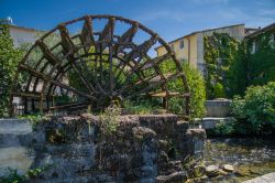 Una delle ruote idrauliche che ancora oggi si possono vedere a L'Isle-sur-la-Sorgue. Nell'Ottocento se ne contavano oltre 60 nel teritorio comunale - © Emanuele Mazzoni Photo / ...