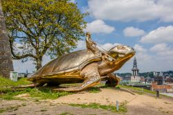 Una delle sculture in oro di Jan Fabre esposte alla Cittadella di Namur, Belgio: rappresenta un uomo che cavalca una tartaruga  - © Uwe Aranas / Shutterstock.com