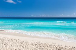 Una delle spiagge bianche di Cuba: un dettaglio di Playa Perla Blanca a Cayo Santa María.