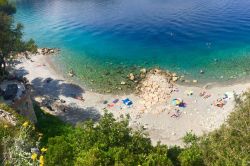 Una delle spiagge di Capo Noli in Liguria, le acque limpide del mar Ligure - © Claudio Soldi / Shutterstock.com