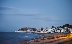 Una delle spiagge di Gammarth in Tunisia fotografata alla sera