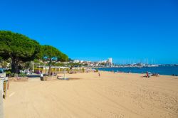 Una delle spiagge di sabbia di Sainte-Maxime, Francia - © Juergen Wackenhut / Shutterstock.com