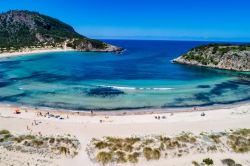 Una delle spiagge imperdibili del Peloponneso: Voidokilia beach si rova nella regione Messinia in Grecia