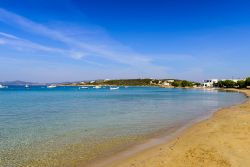 Una delle spiagge di Paros, Grecia, meta di turisti provenienti da tutto il mondo alla scoperta di quest'isola cicladica bianca come il marmo- © RAndrei / Shutterstock.com