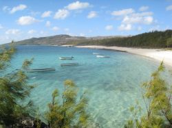 Una delle spiagge selvagge dell'Isola Rodrigues, Oceano Indiano, Repubblica di Mauritius. Quest'isola di origine vulcanica sorge da una catena lungo il margine della Piattaforma delle ...