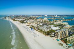 Una delle splendide spiagge bianche della costa atlantica della Florida nel sud degli USA