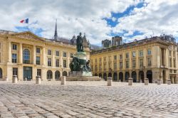 Una delle statue nel centro storico di Reims, Francia. Famosa in tutto il mondo per la produzione di champagne, Reims vanta un'importante storia antica a cominiciare da quando Cesare nel ...