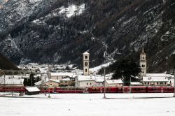 Una delle stazioni del Trenino Rosso del Bernina: Brusio una delle tappe del celebre percorso, in inverno - © Fed Photography / Shutterstock.com