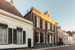 Una delle storiche vie di Doesburg nella provincia di Gelderland, Olanda. Da notare le ricche decorazioni che ornano le facciate dei palazzi.
