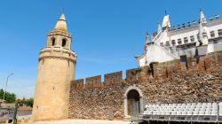 Una delle torri cilindriche agli angoli delle mura di Viana do Alentejo, Portogallo - © Joaquin Ossorio Castillo / Shutterstock.com