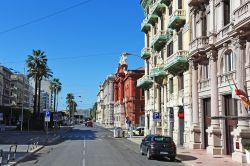 Una delle vie della vecchia Bari con edifici e palazzi eleganti, Puglia, Italia  - © Kagai19927 / Shutterstock.com