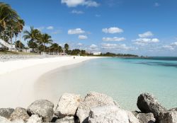 Una desolata Lucaya beach a Freeport, isola di Grand Bahama. E' una delle spiagge più pittoresche di tutta l'isola.




