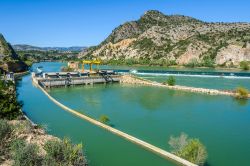 Una diga sul fiume Ebro nei pressi di Miravet, in Catalogna