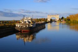 Una diga sul fiume Volga, Uglich, Russia. Quest'antica cittadina della Russia, situata nell'Oblast di Jaroslavl, appartiene al cosiddetto Anello d'Oro - © Ekaterina Bykova / ...