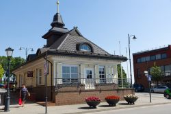 Una donna con borse della spesa nel centro di Siauliai, Lituania - © Krezodent / Shutterstock.com