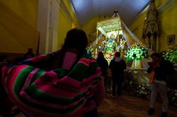 Una donna con keperina attende di pregare in una chiesa di Puno, Perù. Si tratta della chiesetta della Vergine della Candelaria - © Simon Mayer / Shutterstock.com