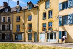 Una donna davanti a una casa in Place du Chateau vicino al castello di Sedan, Francia - © vvoe / Shutterstock.com