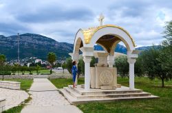 Una donna di fronte alla cappella vicino alla cattedrale di St. John Vladimir a Bar, Montenegro - © Katsiuba Volha / Shutterstock.com 