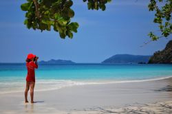 Una donna fotografata in una spiaggia tropicale di Ranong, Thailandia - © Cooler8 / Shutterstock.com