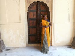 Una donna in abito tradizionale indiano dentro a Fort Amber, Jaipur