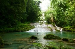 Una donna nuota nell'acqua delle Reach Falls nei pressi di Port Antonio, Giamaica. Si tratta di una delle principali attrazioni della parrocchia di Portland.
