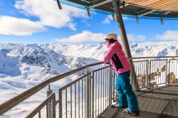 Una donna osserva il panorama dalla terrazza di un ristorante nello ski resort di Obergurgl-Hochgurgl, Austria.
