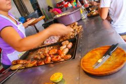 Una donna prepara della carne per l'asado in un locale di Asuncion, Paraguay - © Don Mammoser / Shutterstock.com